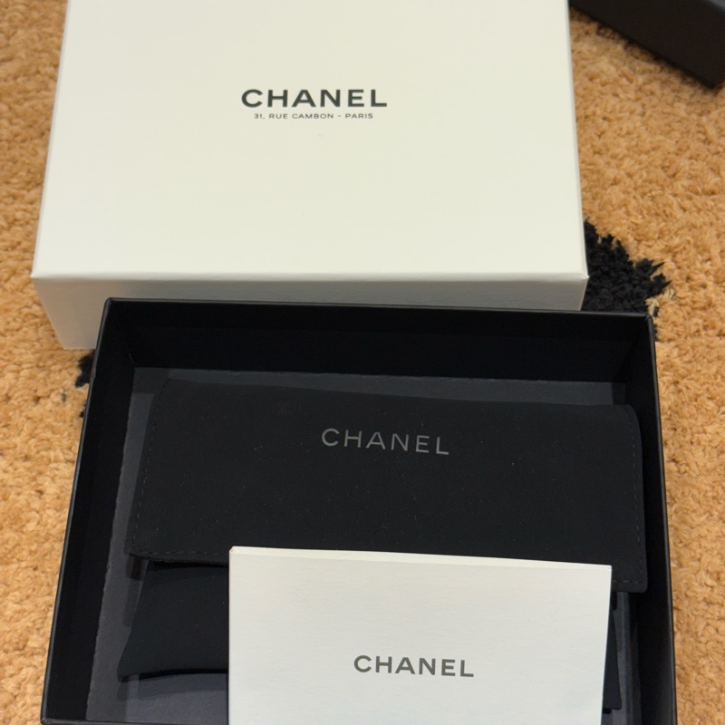 CHANEL 香奈兒 19系列經典金屬LOGO菱紋小羊皮拉鍊零錢包(黑金)-15