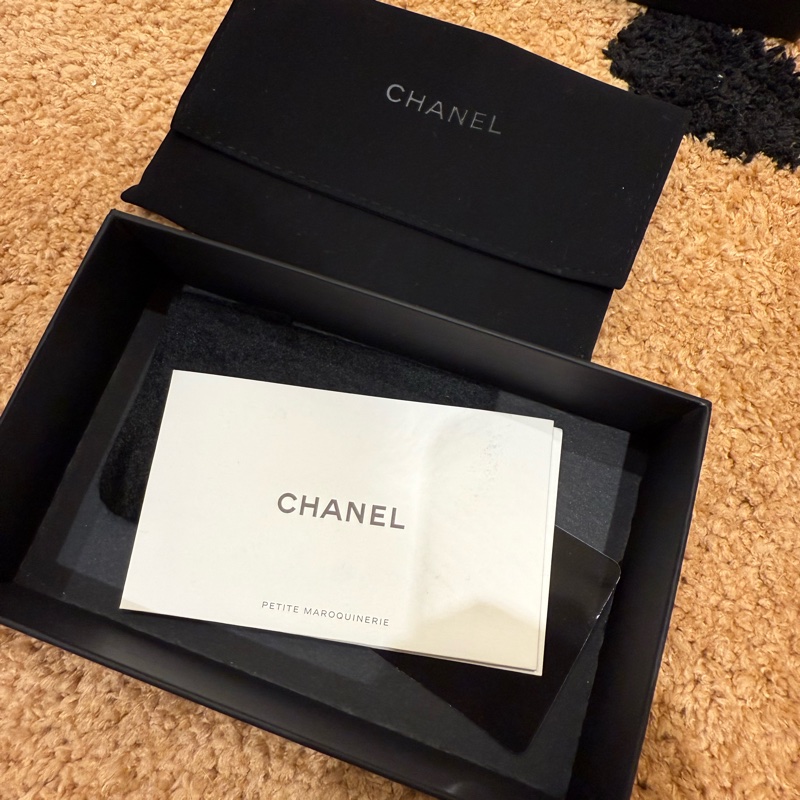 CHANEL 香奈兒 19系列經典金屬LOGO菱紋小羊皮拉鍊零錢包(黑金)-17
