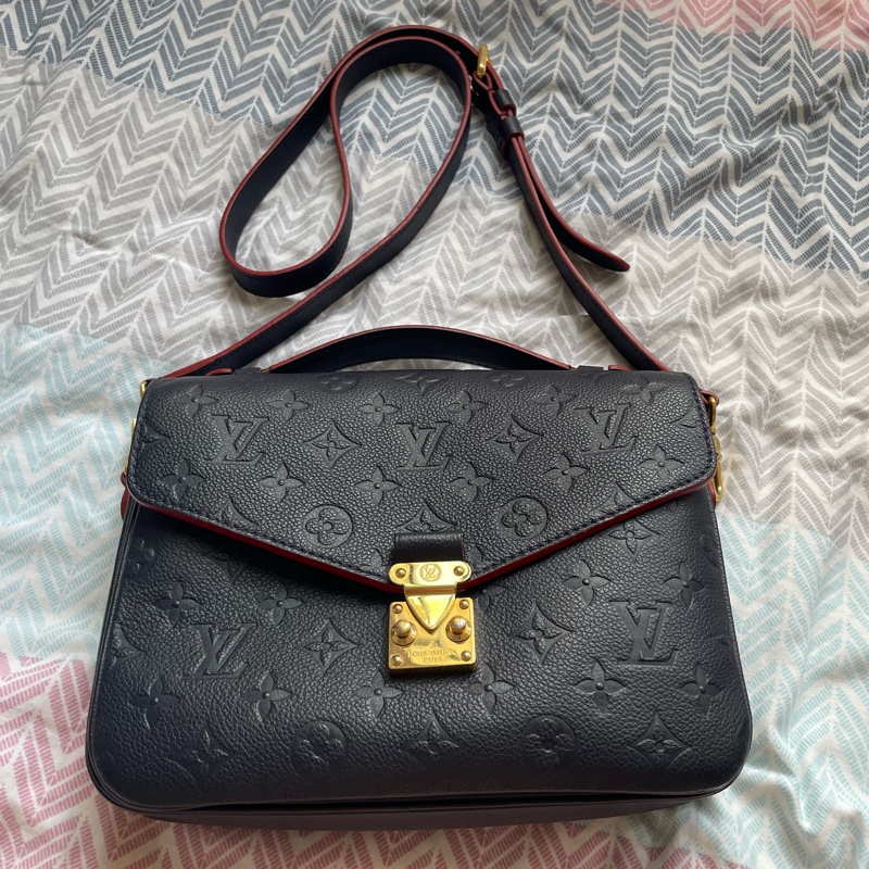 LV 真皮郵差包-0