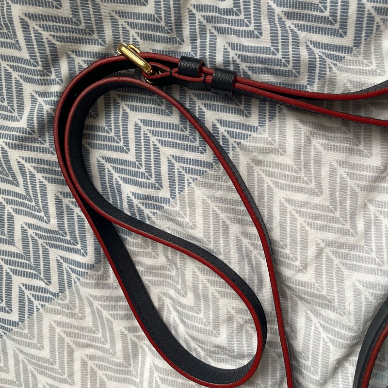 LV 真皮郵差包-10
