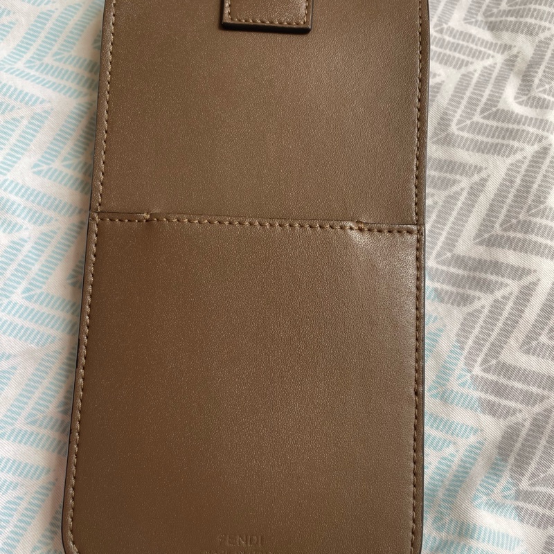 Fendi 真皮手機包 (有信用卡位)-1