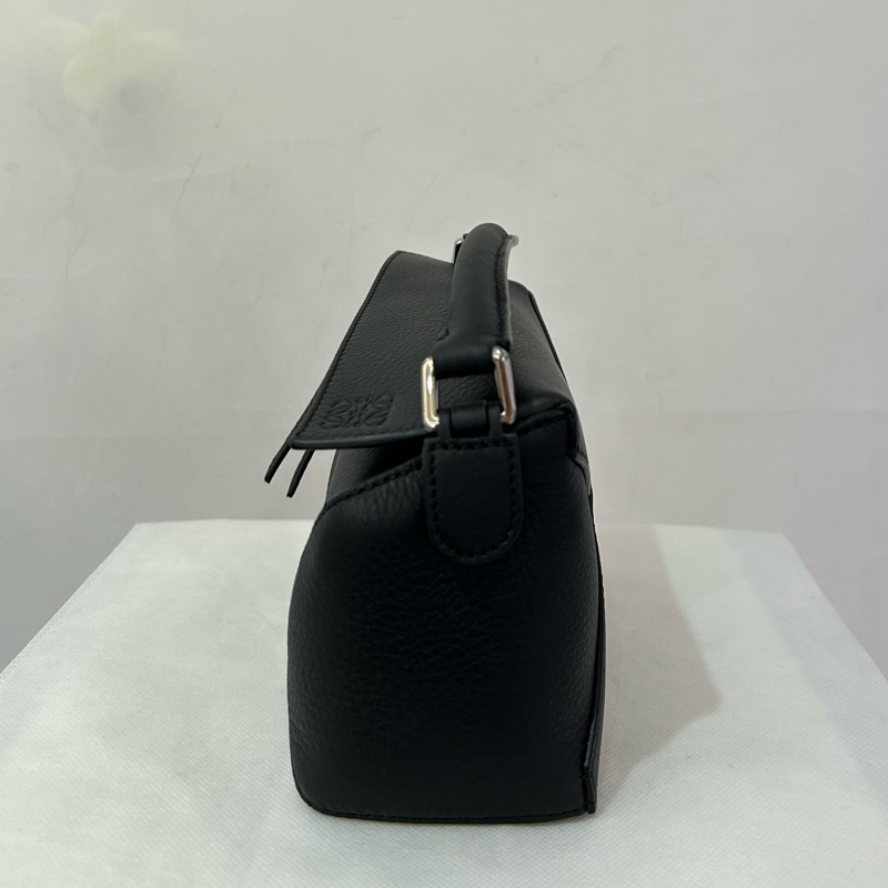LOEWE 黑牛皮銀釦 Mini puzzle Edge兩用包-1