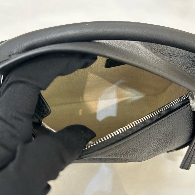LOEWE 黑牛皮銀釦 Mini puzzle Edge兩用包-8