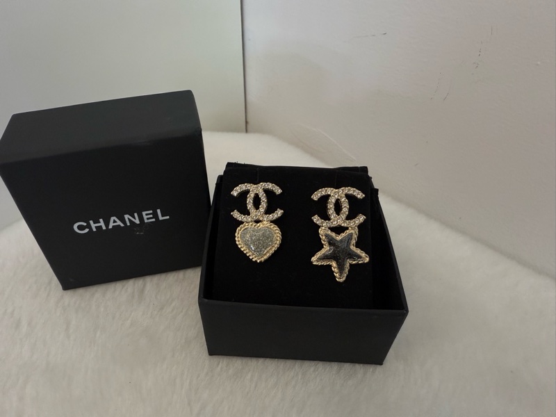 二手CHANEL金色水鑽c logo星星+愛心針式耳環A20S-0