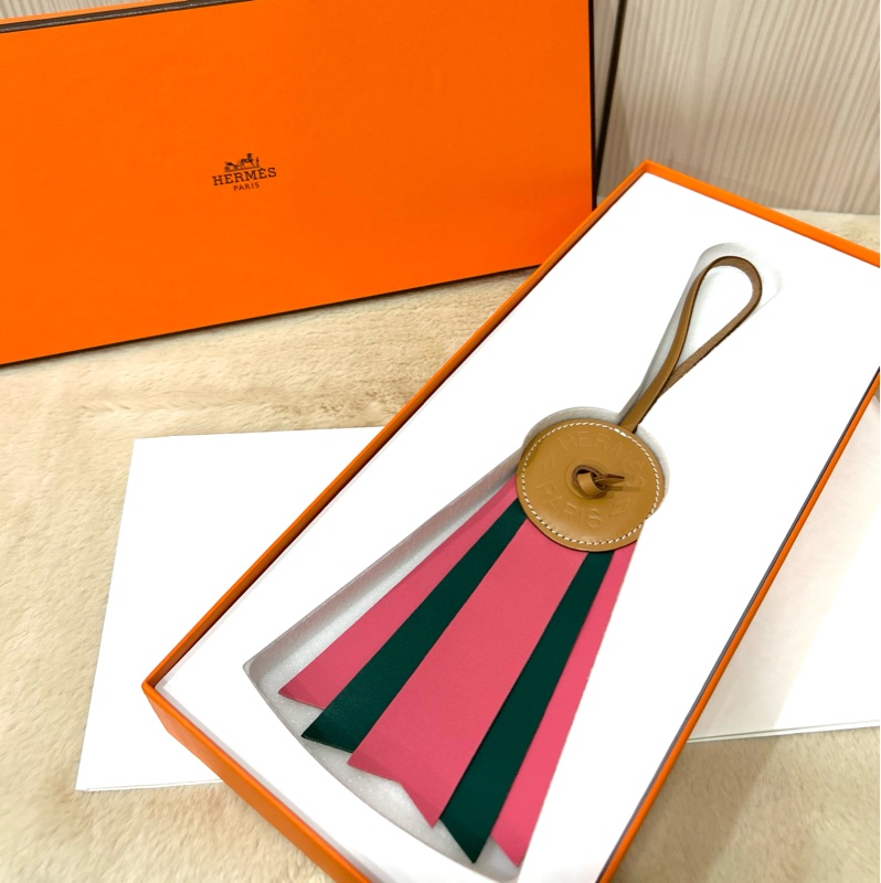 全新 HERMES 愛馬仕Paddock Flot皮革撞色徽章吊飾/掛飾(桃X綠)-0