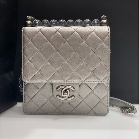 Chanel 珍珠classic flapbag 灰色 尺寸約17×16 年份30開 附件：塵袋，身份卡