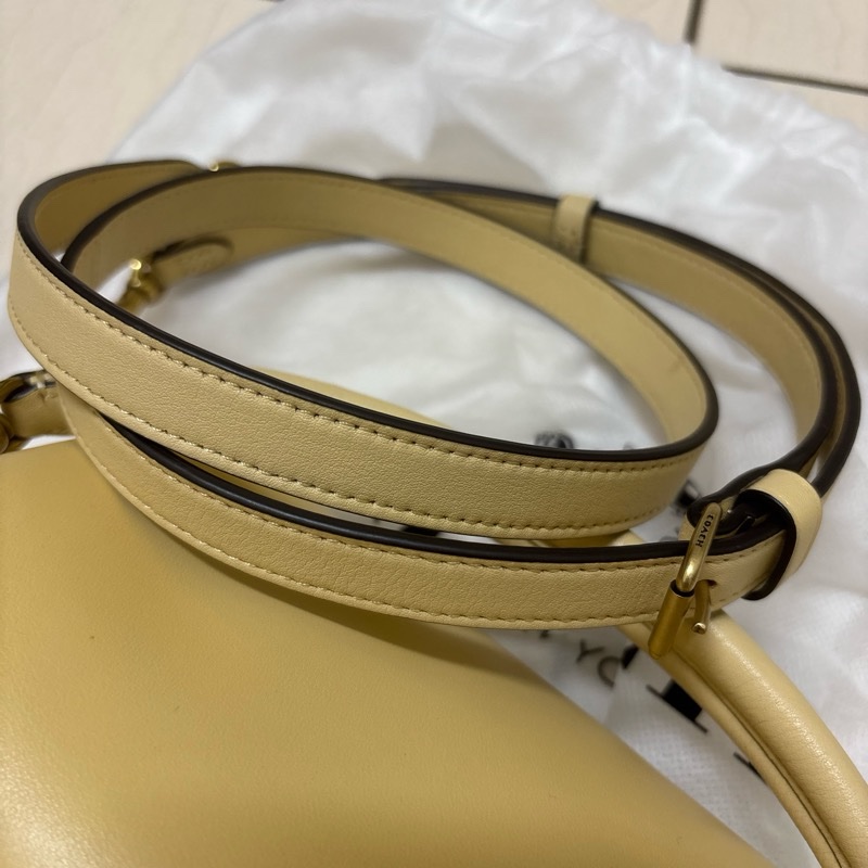 Coach Pillow Tabby 18/26 系列的變形款（小巧鵝蛋黃色）-0