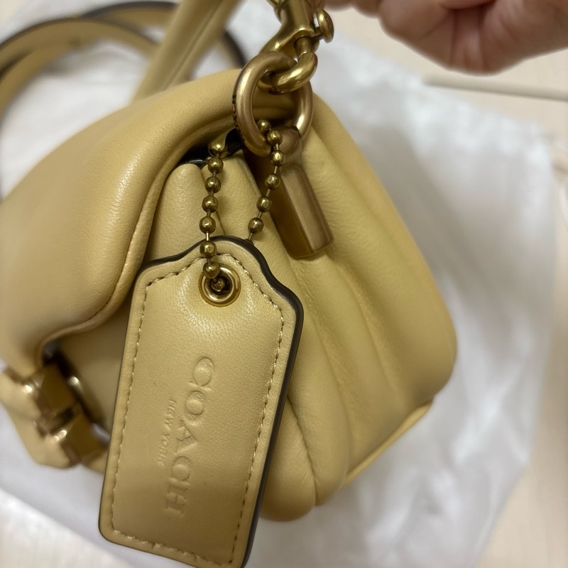 Coach Pillow Tabby 18/26 系列的變形款（小巧鵝蛋黃色）-1