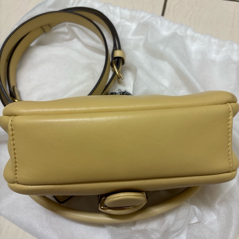 Coach Pillow Tabby 18/26 系列的變形款（小巧鵝蛋黃色）-3