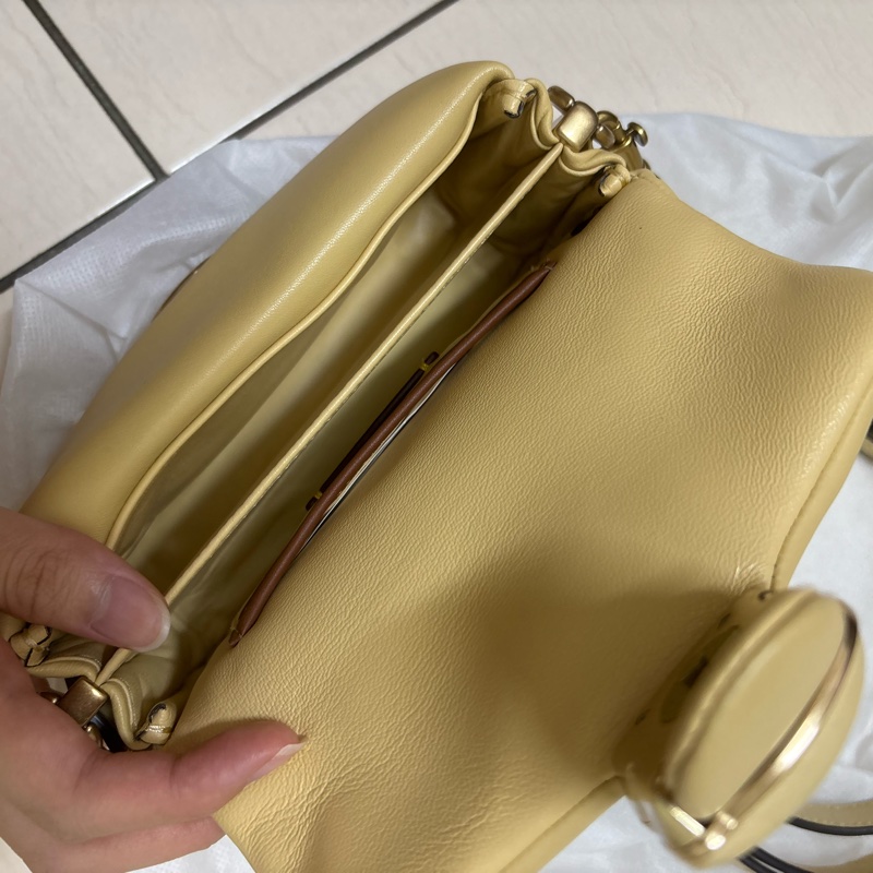 Coach Pillow Tabby 18/26 系列的變形款（小巧鵝蛋黃色）-9