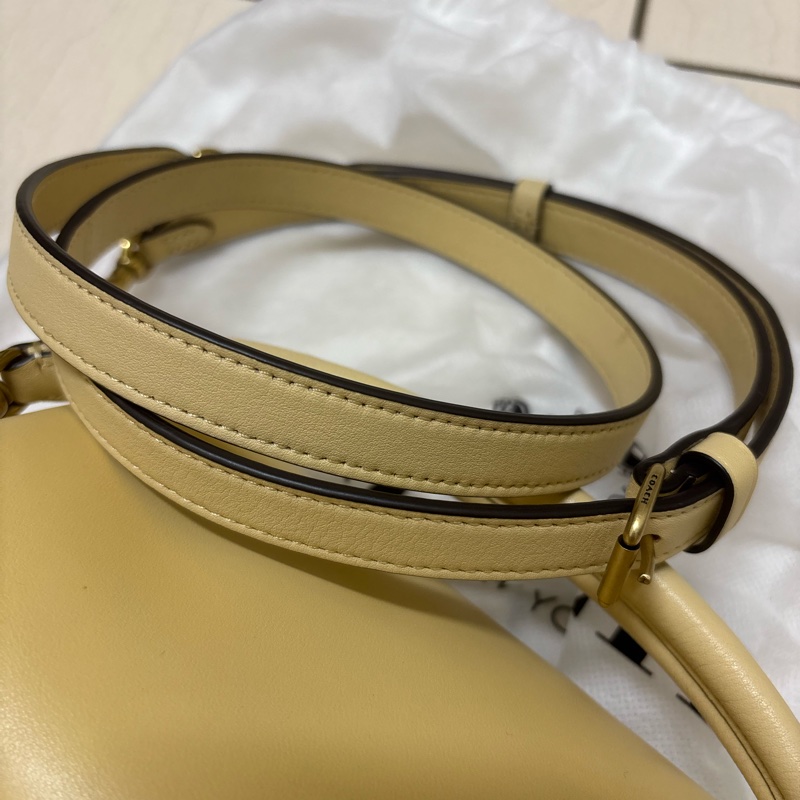 Coach Pillow Tabby 18/26 系列的變形款（小巧鵝蛋黃色）-11