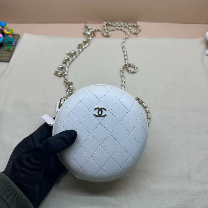 Chanel 白色硬圓餅斜背包 14*14*5cm 98新配件塵袋-0