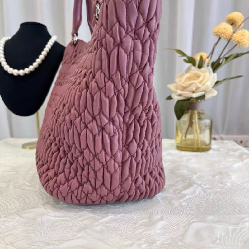 MiuMiu 豆沙粉羊皮皺摺寶石鍊條托特包24*13*19.5 99新 配件塵袋-4