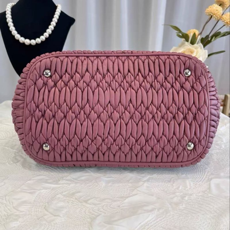 MiuMiu 豆沙粉羊皮皺摺寶石鍊條托特包24*13*19.5 99新 配件塵袋-6