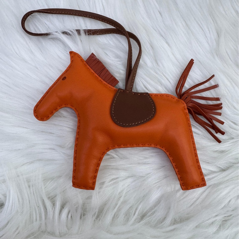 這是一個愛馬仕（Hermès）的Rodeo（小馬）GM 吊飾。-0