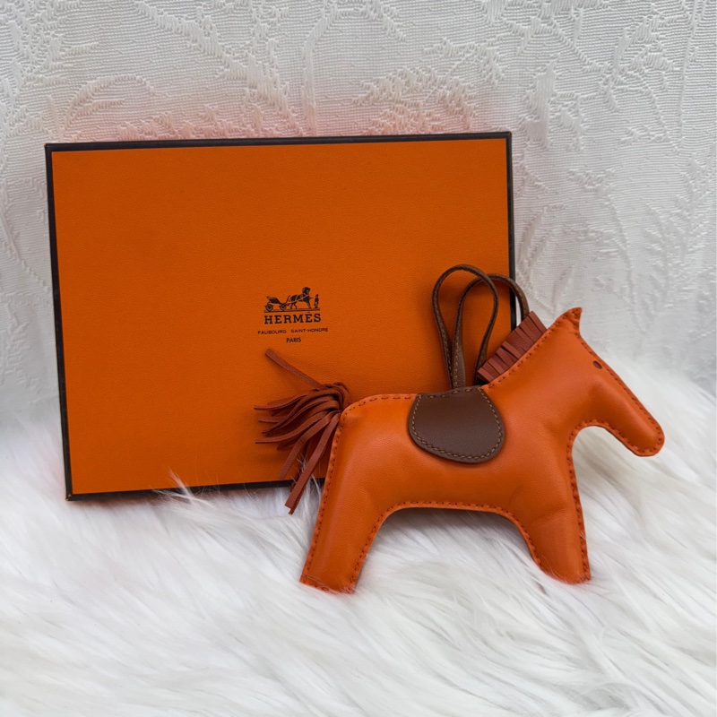 這是一個愛馬仕（Hermès）的Rodeo（小馬）GM 吊飾。-1