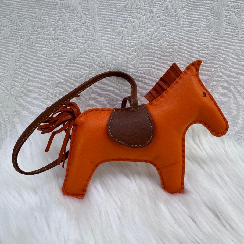 這是一個愛馬仕（Hermès）的Rodeo（小馬）GM 吊飾。-2