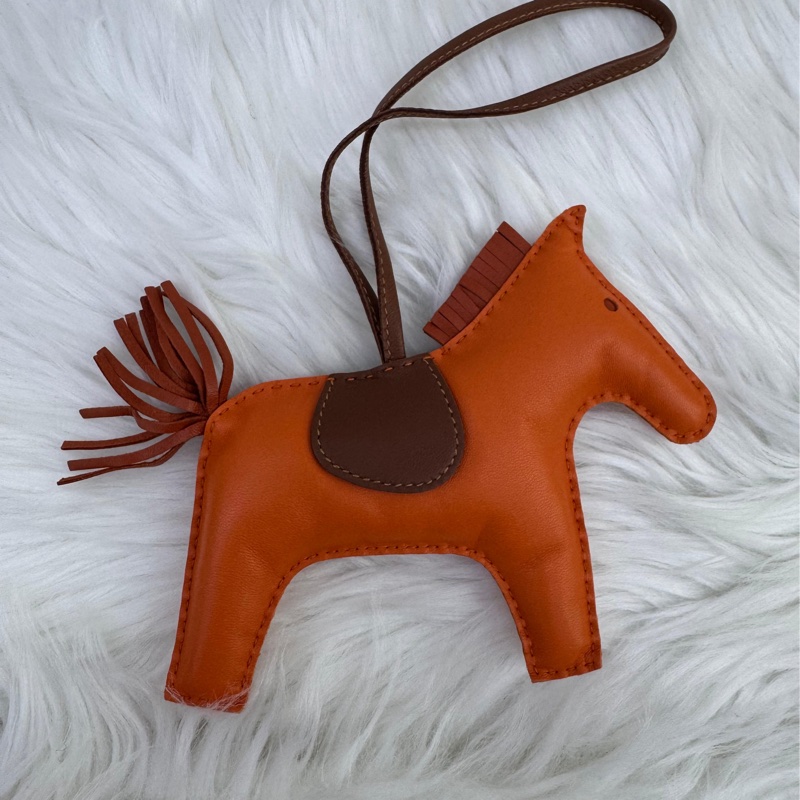 這是一個愛馬仕（Hermès）的Rodeo（小馬）GM 吊飾。-3