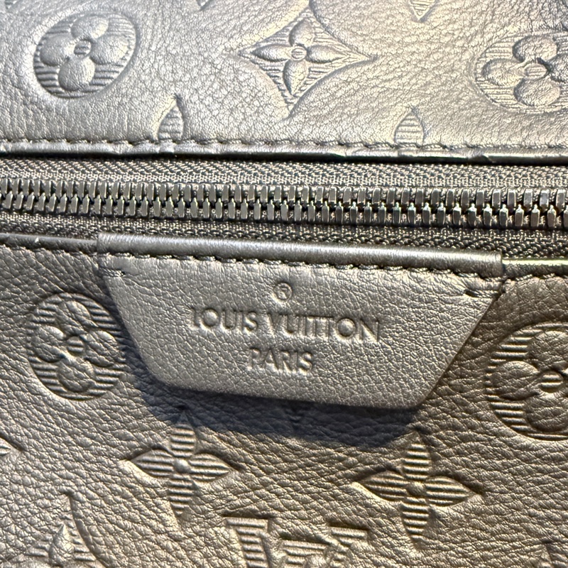 LV壓印男後背包M46553-1