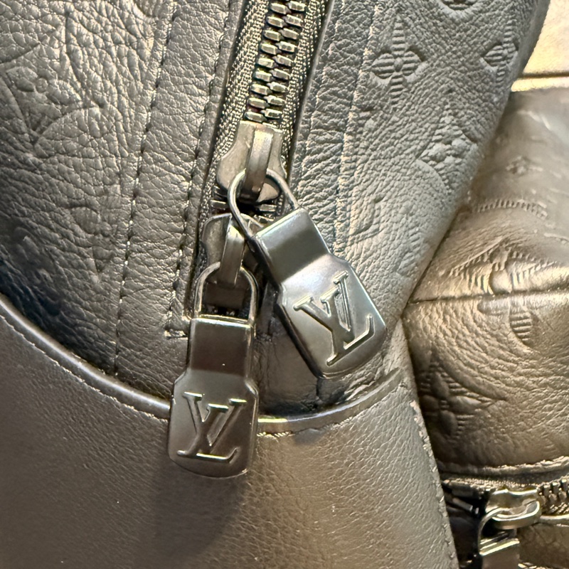 LV壓印男後背包M46553-2