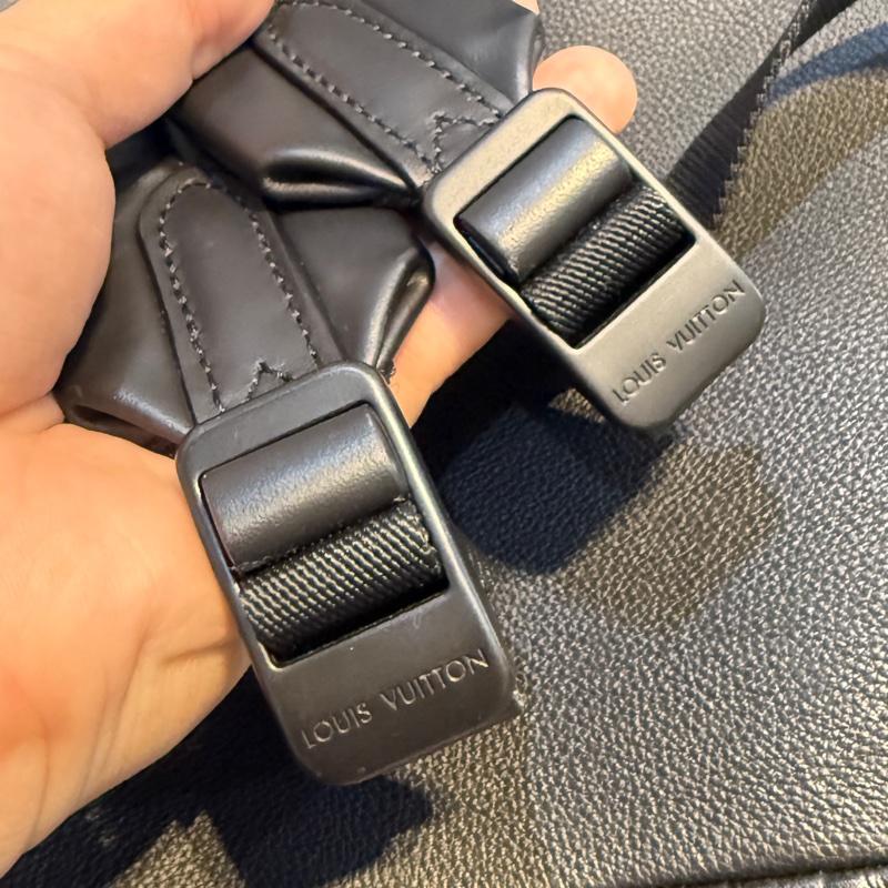 LV壓印男後背包M46553-4