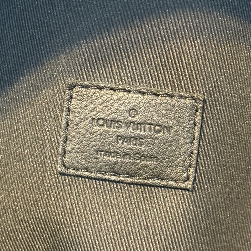 LV壓印男後背包M46553-5