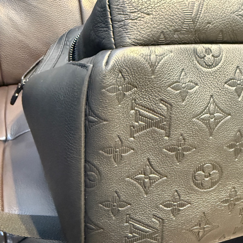 LV壓印男後背包M46553-7