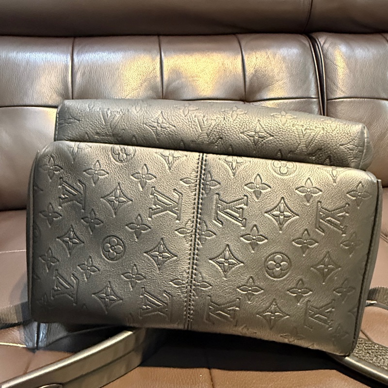 LV壓印男後背包M46553-8