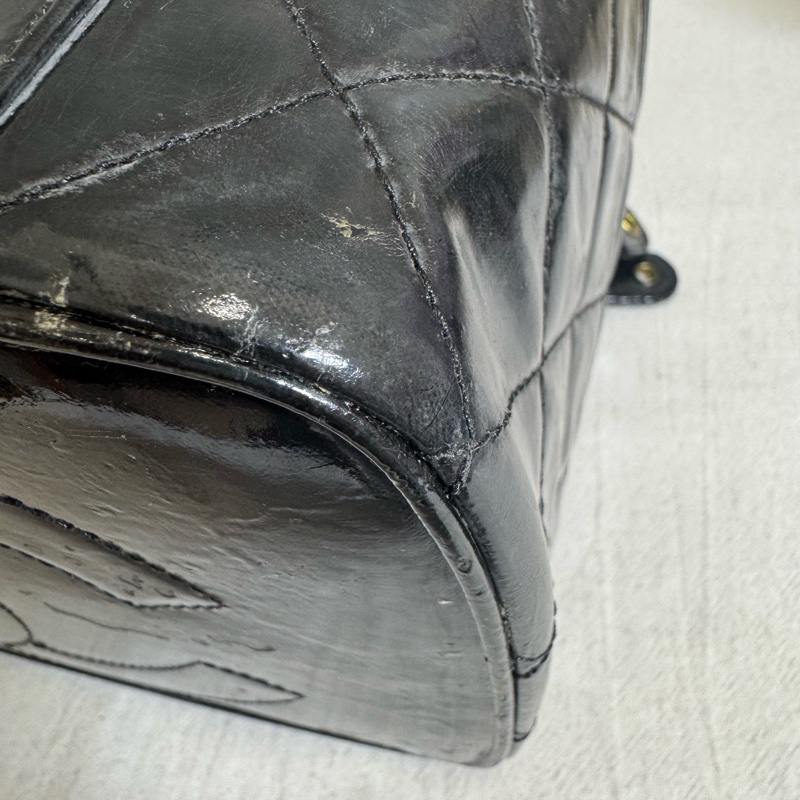 Chanel 黑色漆皮 大號手提化妝包-14