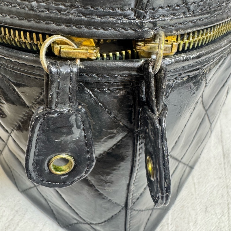 Chanel 黑色漆皮 大號手提化妝包-19