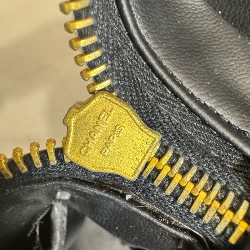 Chanel 黑色漆皮 大號手提化妝包-31