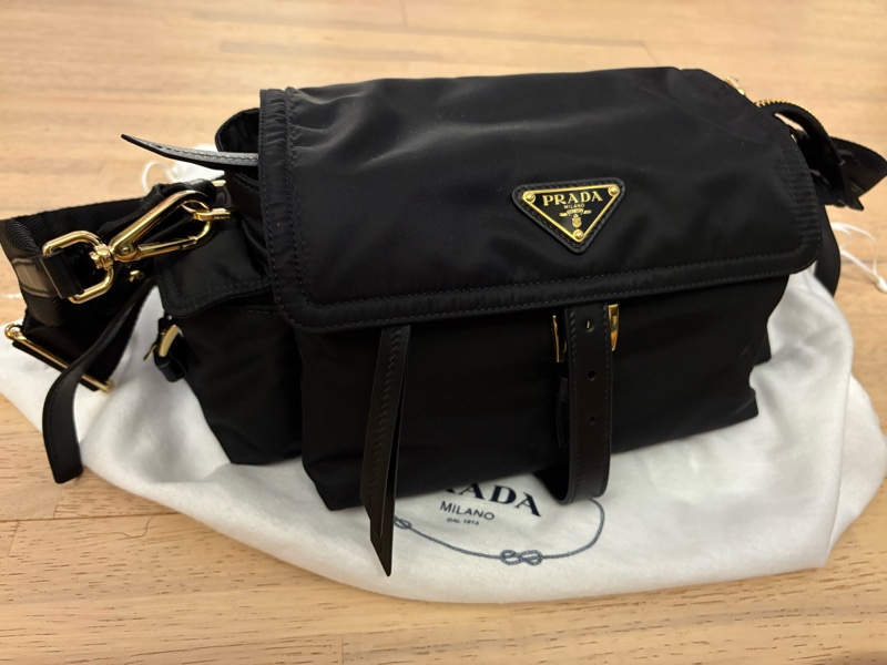 Prada explore 中號全新-0