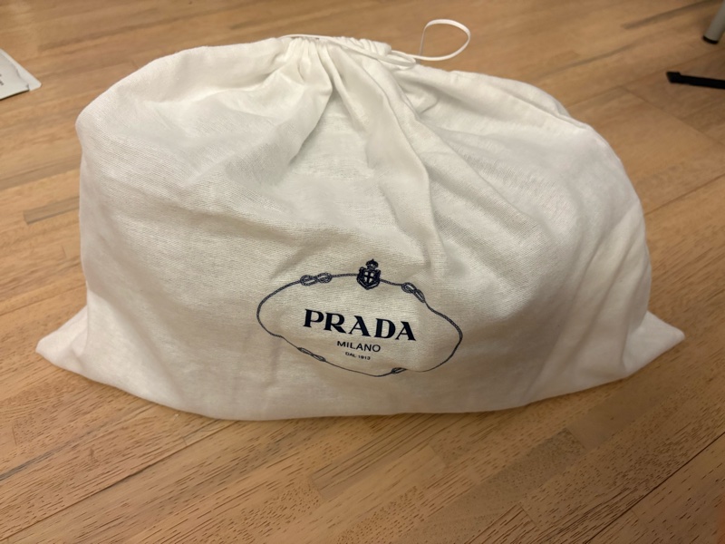 Prada explore 中號全新-2