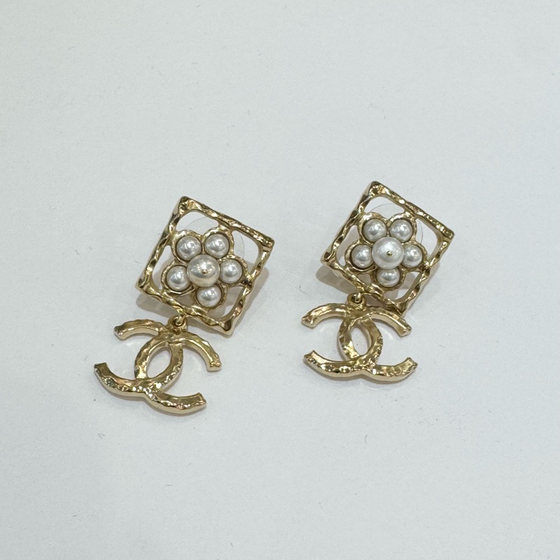 CHANEL白色珍珠花方框垂墜金色雙C耳環-1
