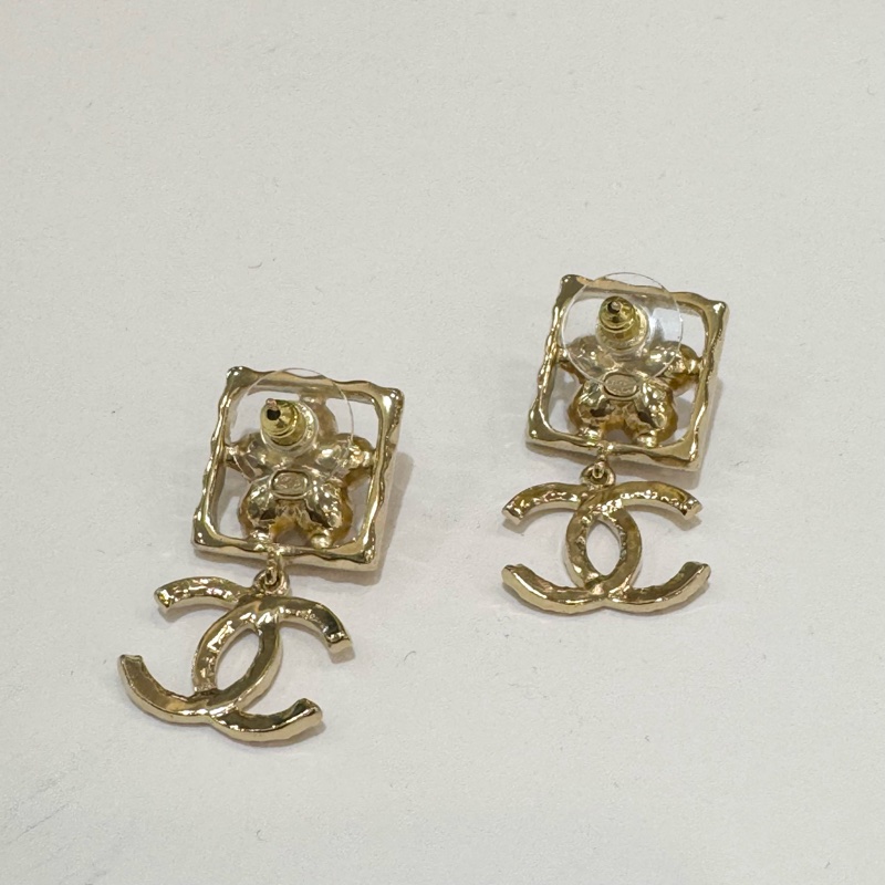 CHANEL白色珍珠花方框垂墜金色雙C耳環-3