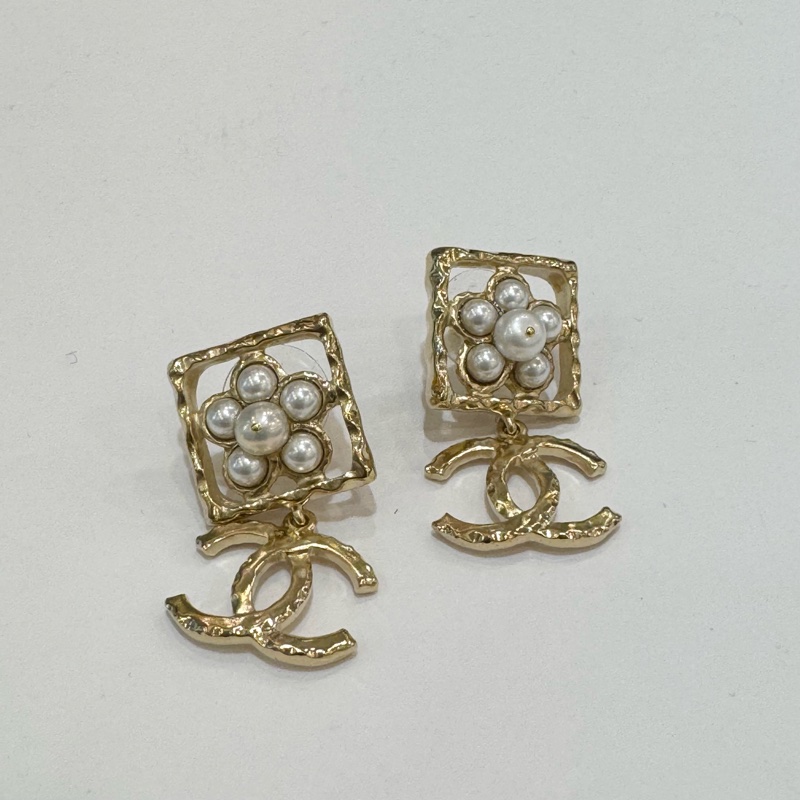 CHANEL白色珍珠花方框垂墜金色雙C耳環-6