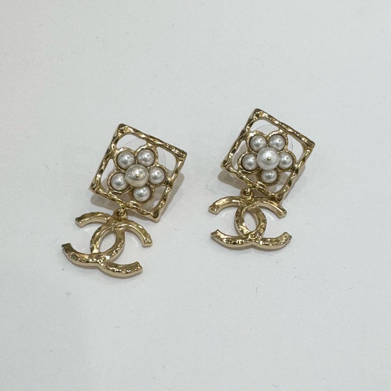 CHANEL白色珍珠花方框垂墜金色雙C耳環-7