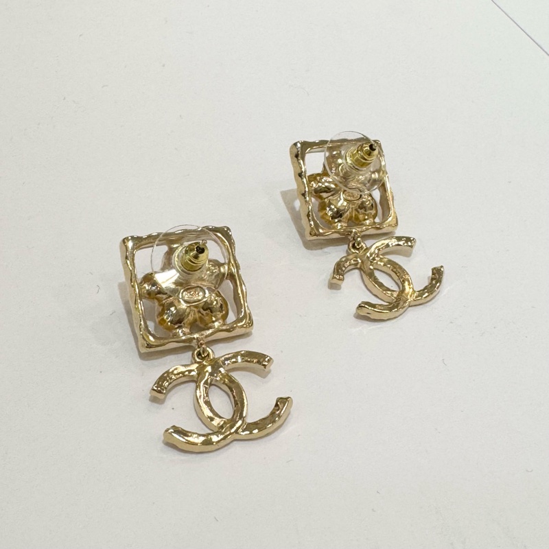 CHANEL白色珍珠花方框垂墜金色雙C耳環-8