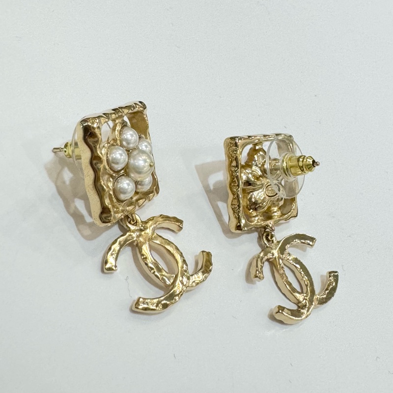 CHANEL白色珍珠花方框垂墜金色雙C耳環-11