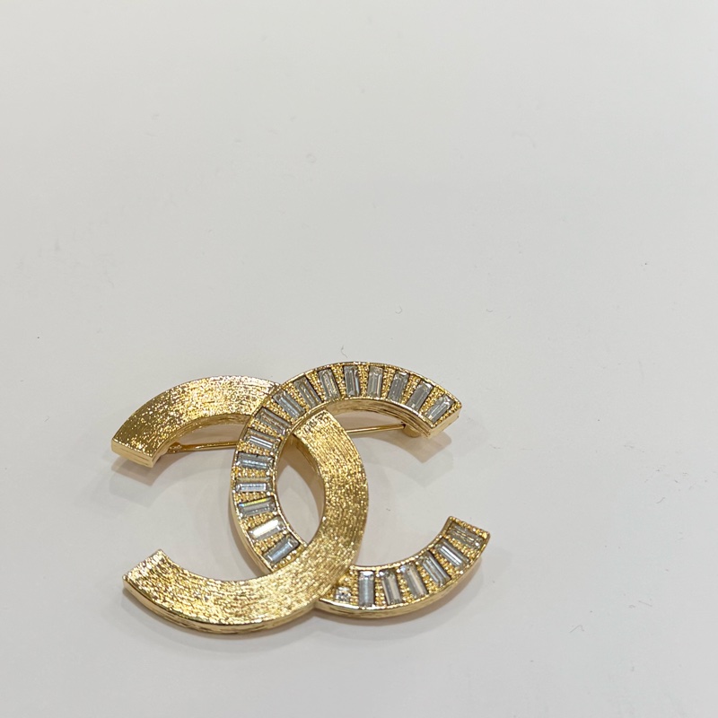 CHANEL 邊鑽雙C金色胸針-1