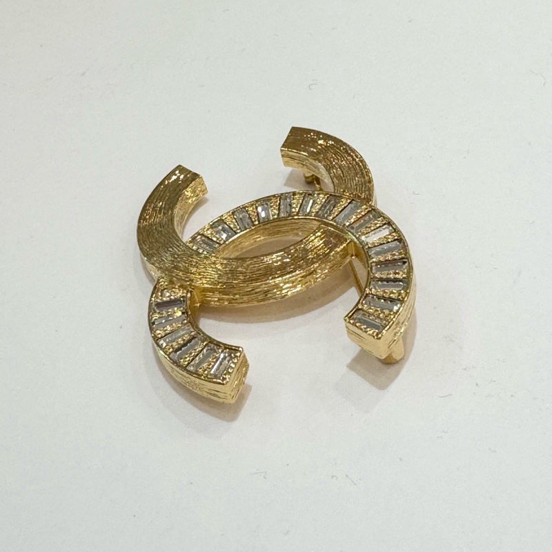 CHANEL 邊鑽雙C金色胸針-2