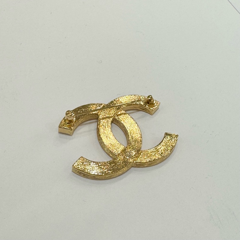 CHANEL 邊鑽雙C金色胸針-3