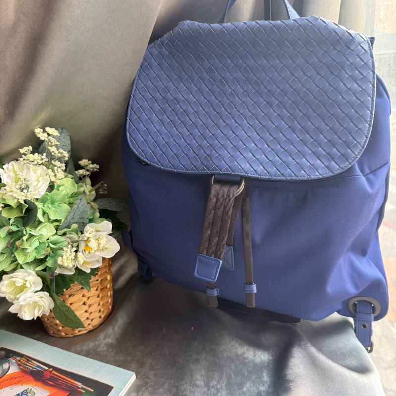 尼龍拼皮革束口翻蓋後背包(電子藍)-0