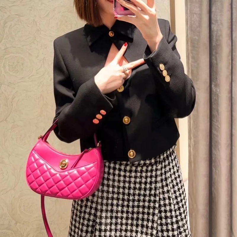 莉亞精品♡Versace 桃粉彎月包 九新美包-1