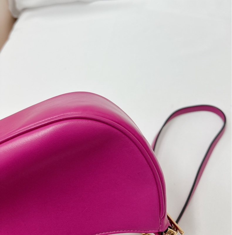 莉亞精品♡Versace 桃粉彎月包 九新美包-12