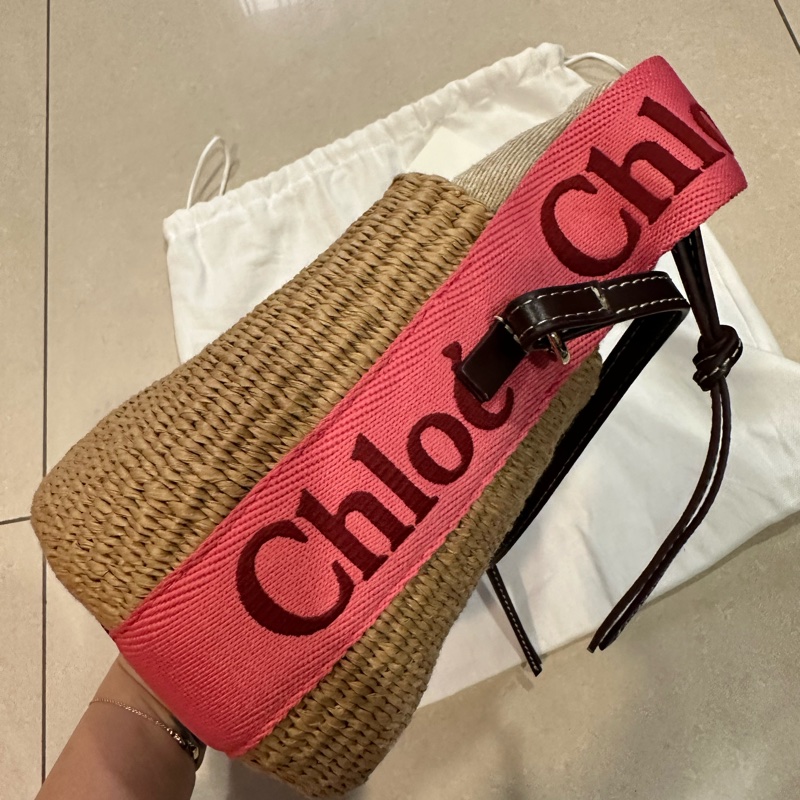 Chloe草編織帶束口手提兩用水桶包(桃粉邊)-3