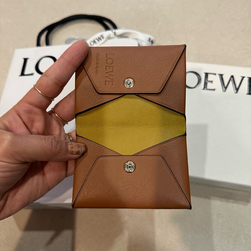 LOEWE卡夾可放4-6張卡片-3