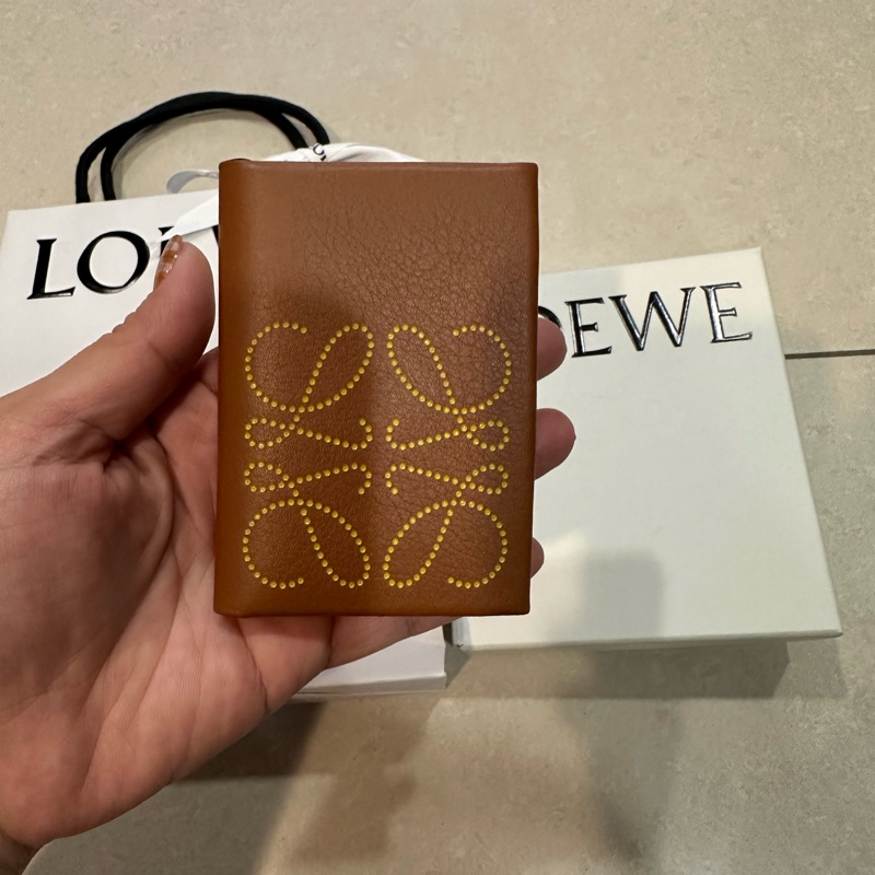 LOEWE卡夾可放4-6張卡片-8