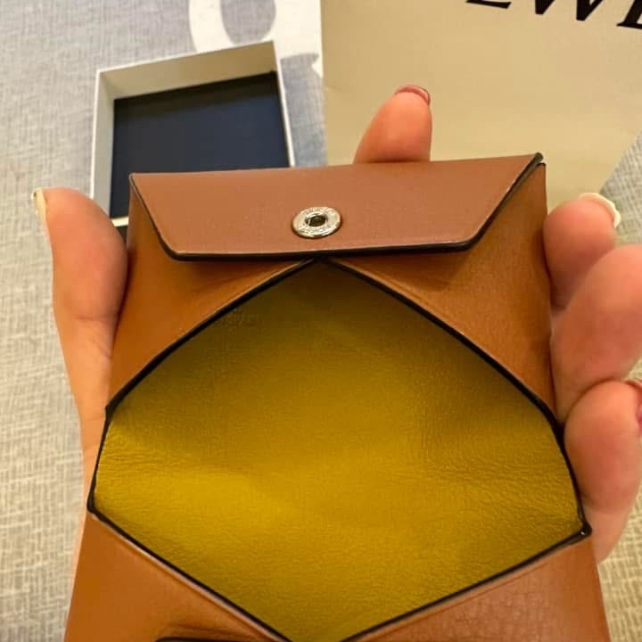 LOEWE卡夾可放4-6張卡片-10