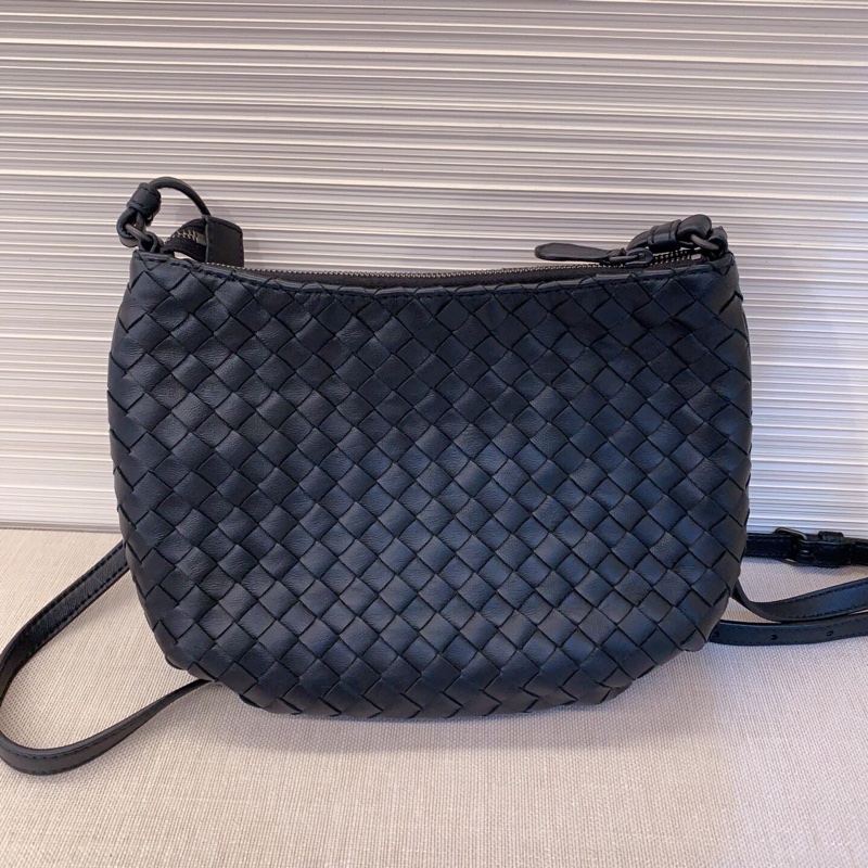 98新 葆蝶家BV小號黑色編織月牙包低調到骨子裡的一款包 皮質手感細膩柔軟 -5